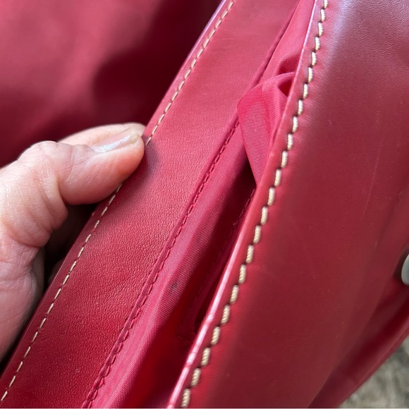 Reaction Kenneth Cole Leather Shoulder bag red with a vintage vibe. - Picture 12 of 16